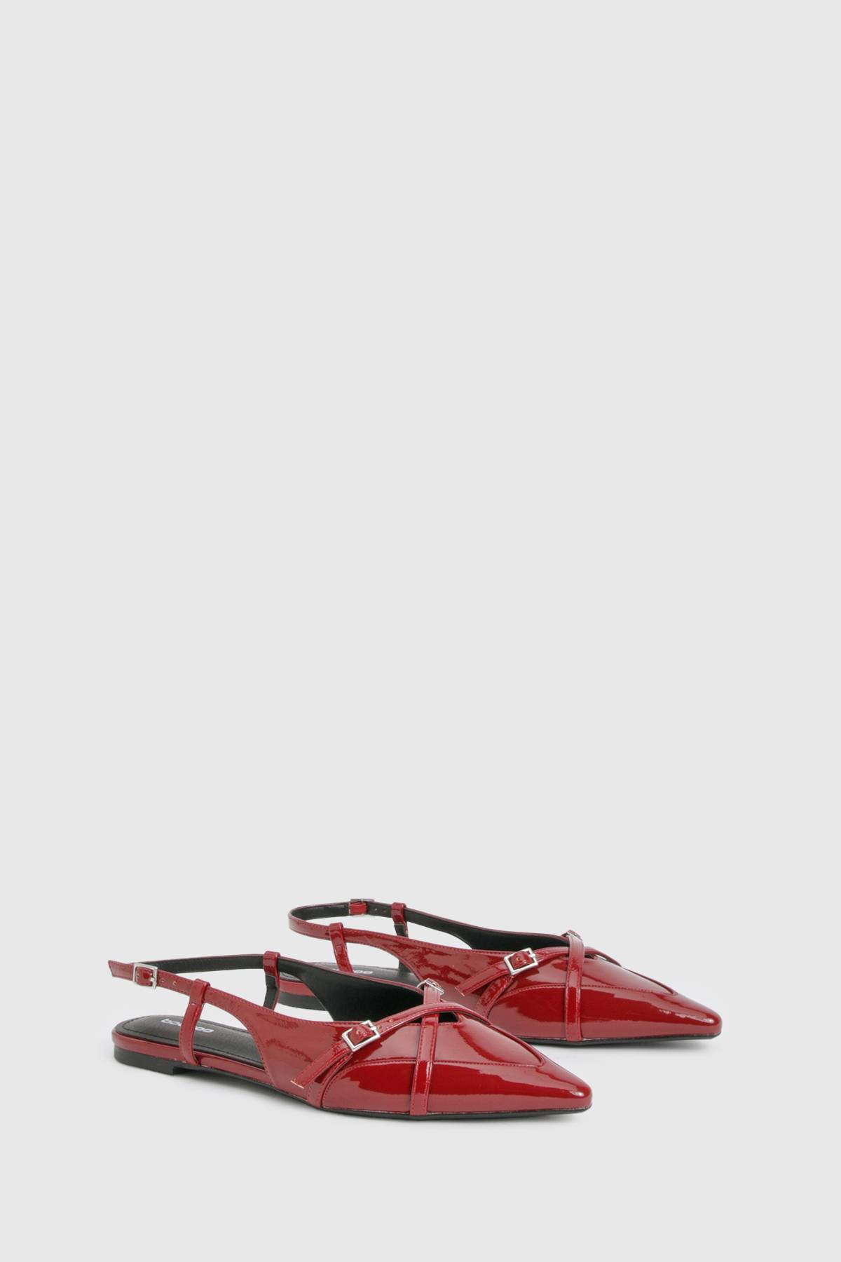 boohoo Ballerines Pointues à Détail de Sangles Croisées