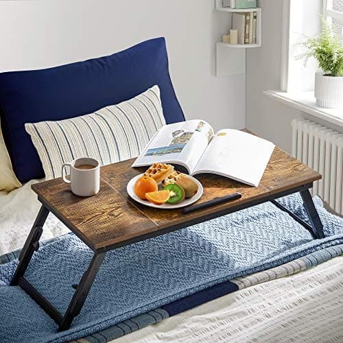 Justerbart skrivebord med vippetopp for bruk i seng og sofa