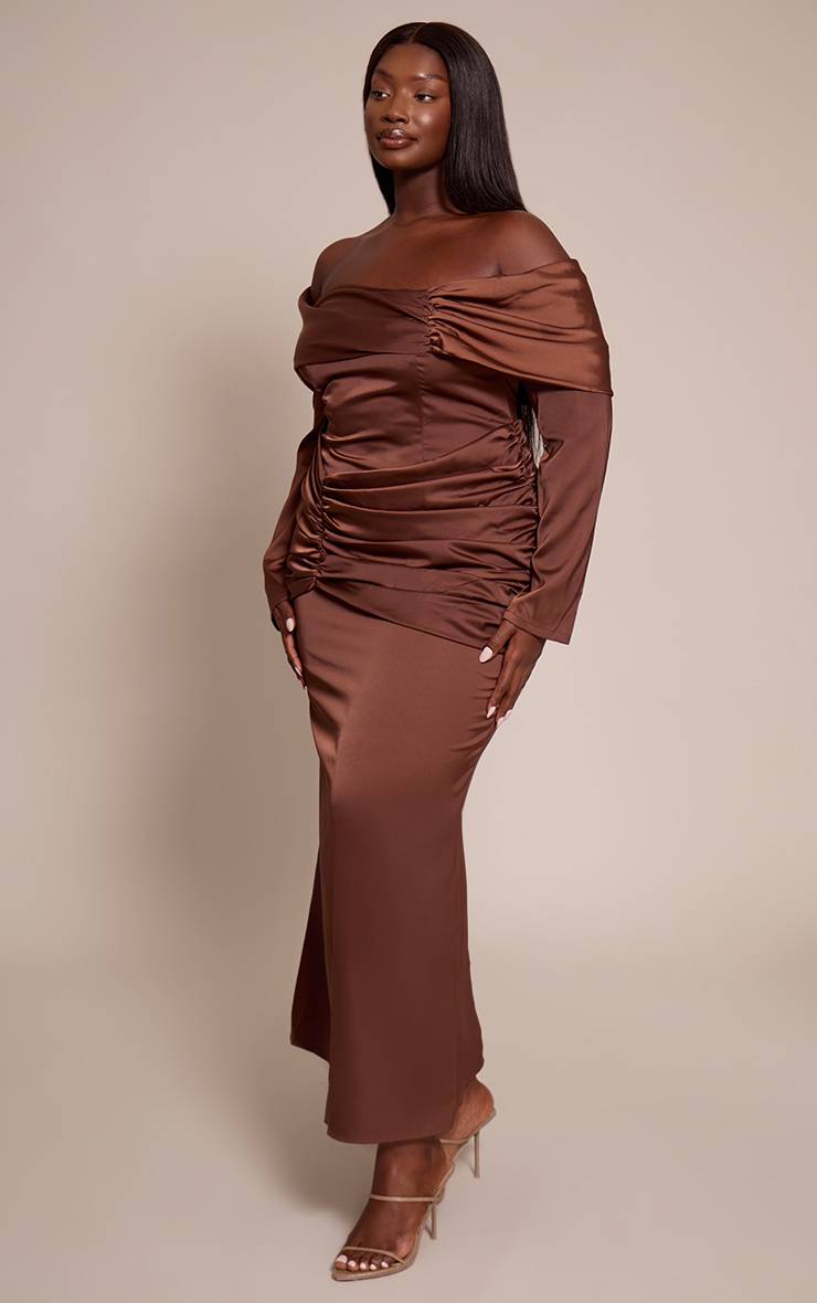 Chocolat Robe Longue Grande Taille En Satin Avec Détails Froncés Et Épaules Dénudées