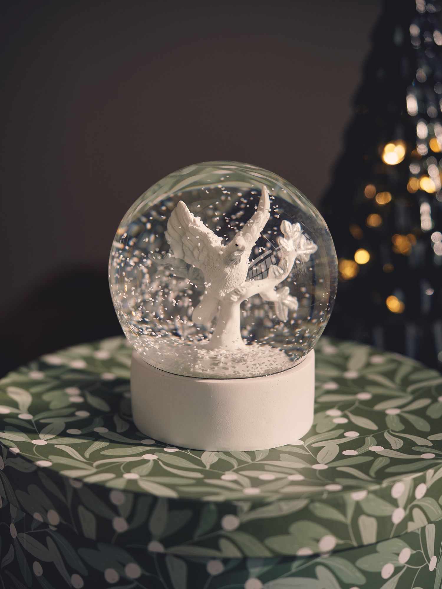 Dekorativ snekugle | Polyresin/glas. Ø10 cm. | White