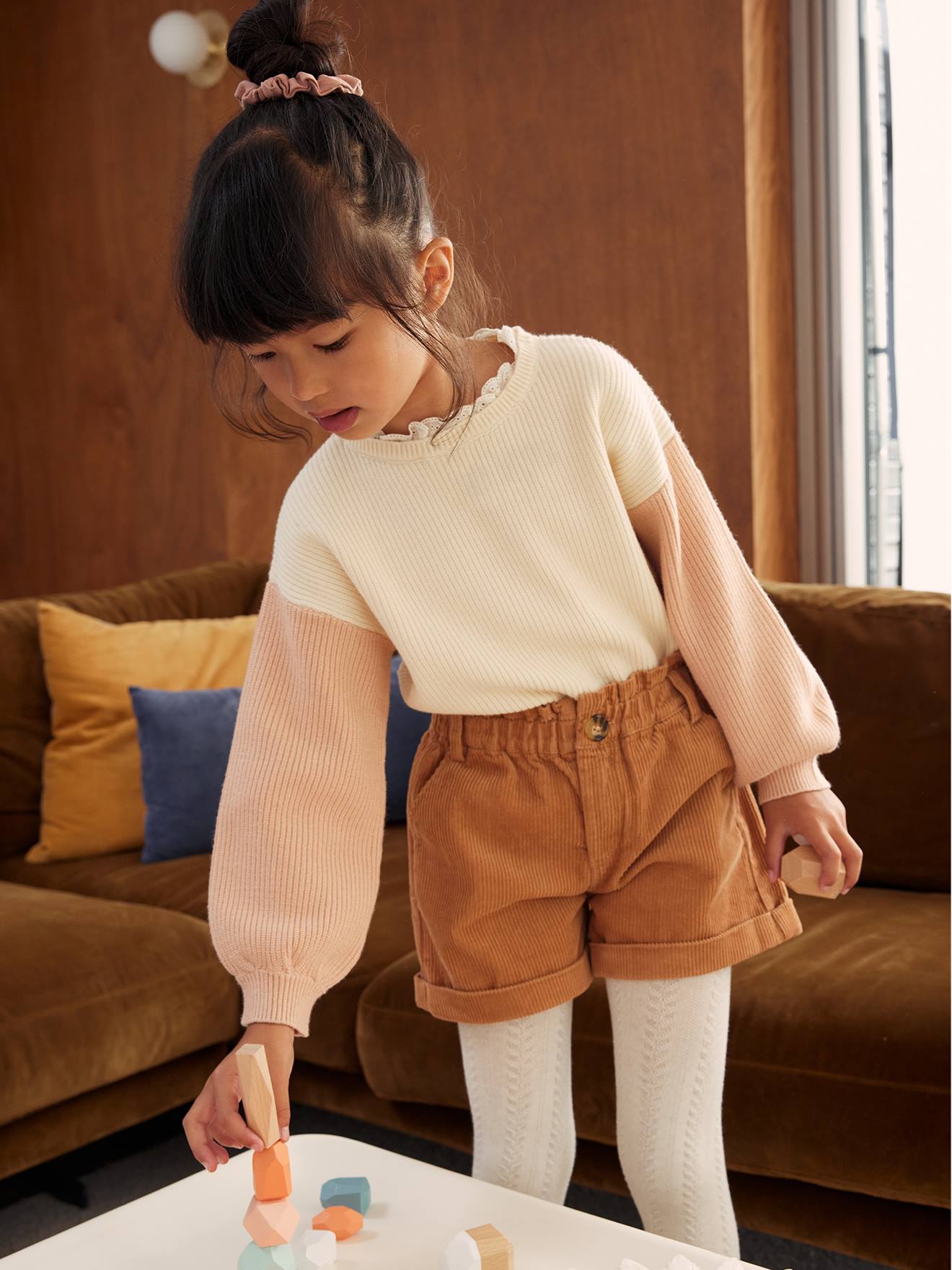 Calça curta de veludo cotelê, estilo paperbag, marrom médio, lisa.