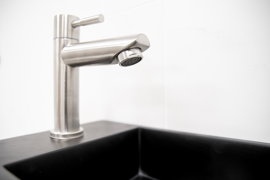 Saniclear Bali fonteinset links met mat zwarte fontein en RVS kraan