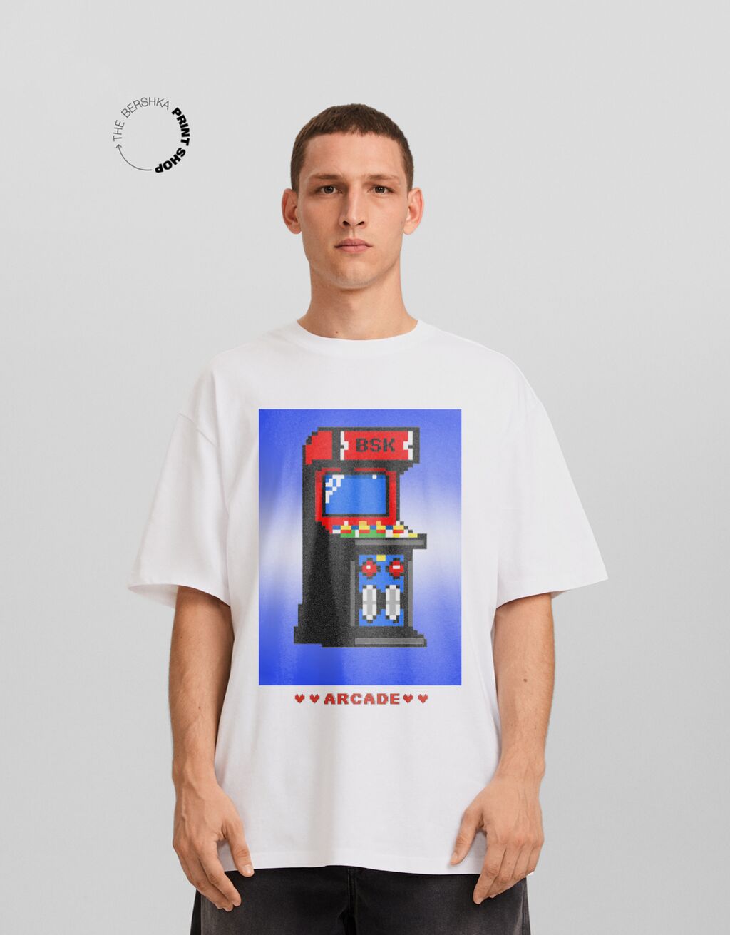Camiseta de manga curta com modelagem quadrada e estampa da tendência atual.