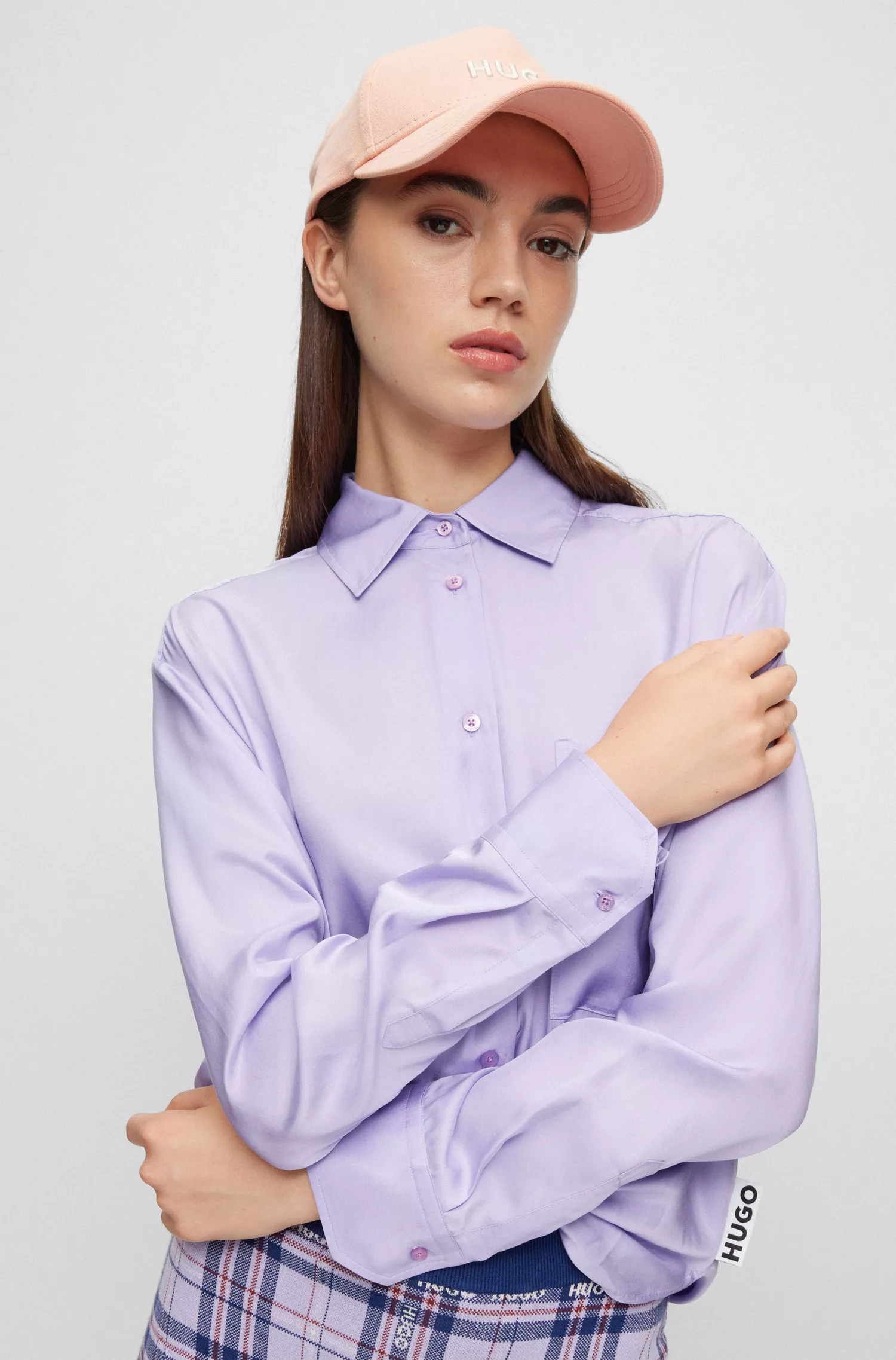 Blusa HUGO vermelha, modelagem oversized, com etiqueta com o logo.