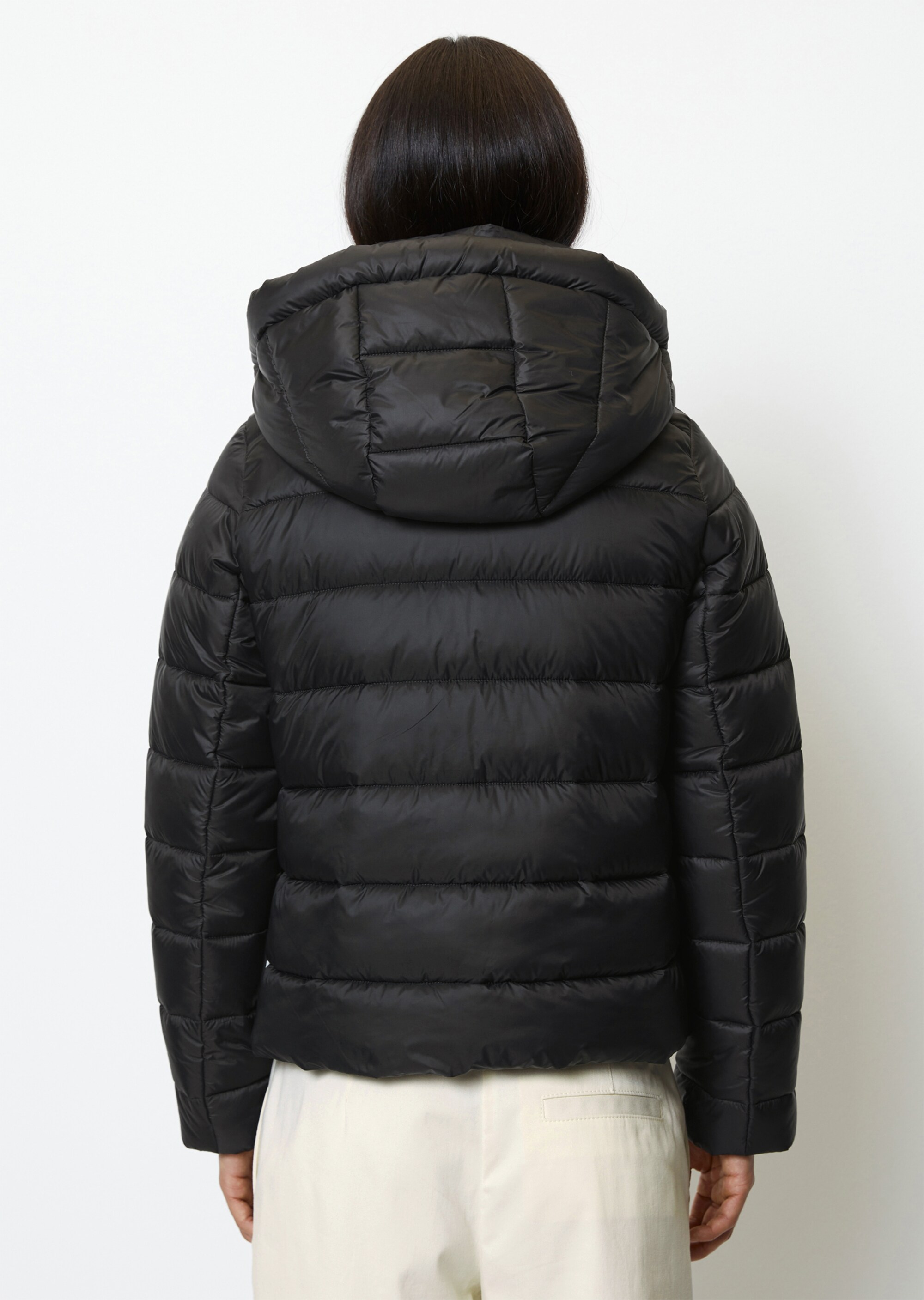 Leichte Kapuzen-Steppjacke regularaus recycelten Materialien