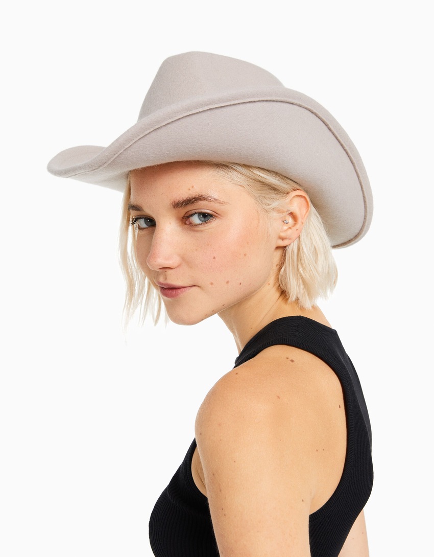 Chapéu de cowboy com detalhes em couro sintético
