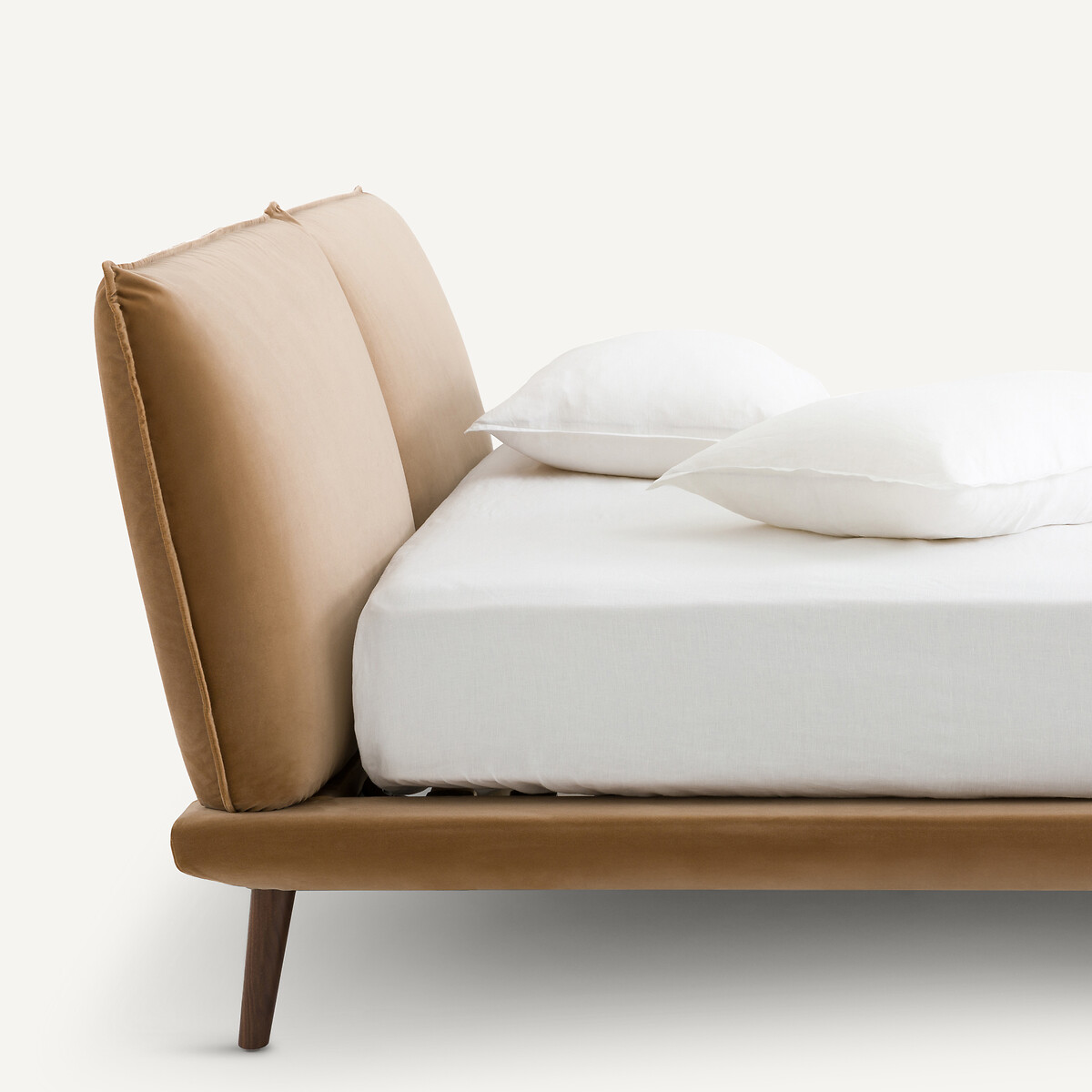 AM.PM<br>Cama de casal em veludo, Aurore, design de E. Gallina
