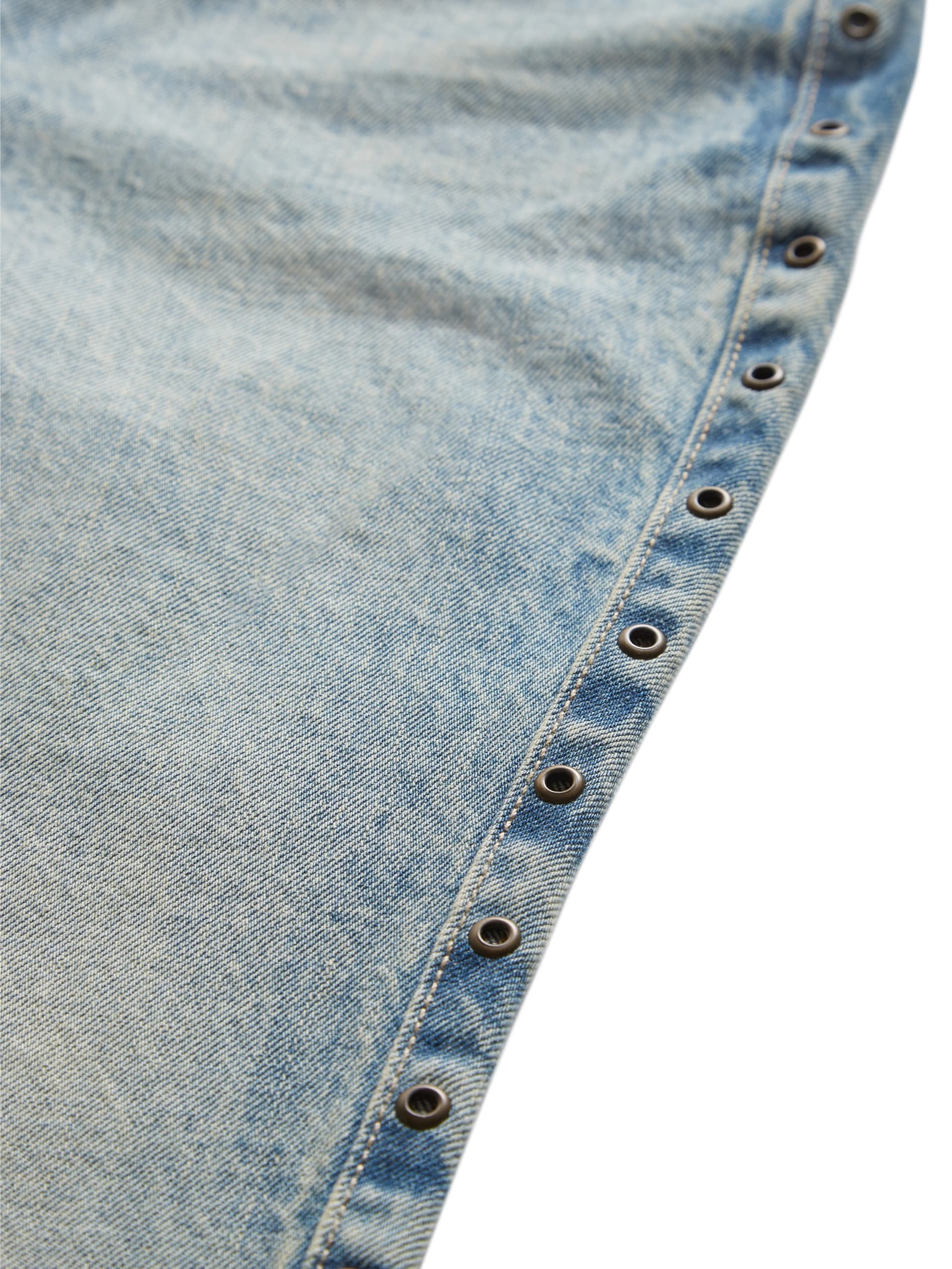 calça jeans de cintura baixa com ilhós