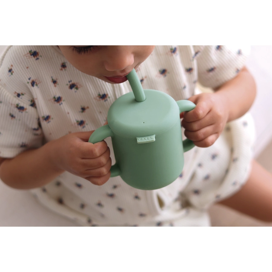 BEABA® Becher aus Silikon mit Strohhalm salbeigrün