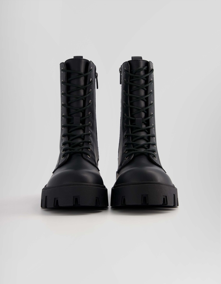 Botas de cano curto com cadarço e sola tratorada para homem