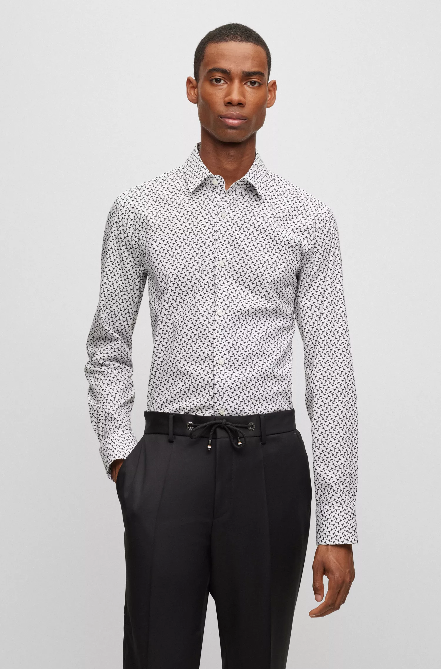 Camisa BOSS preta de corte slim em algodão elástico estampado.
