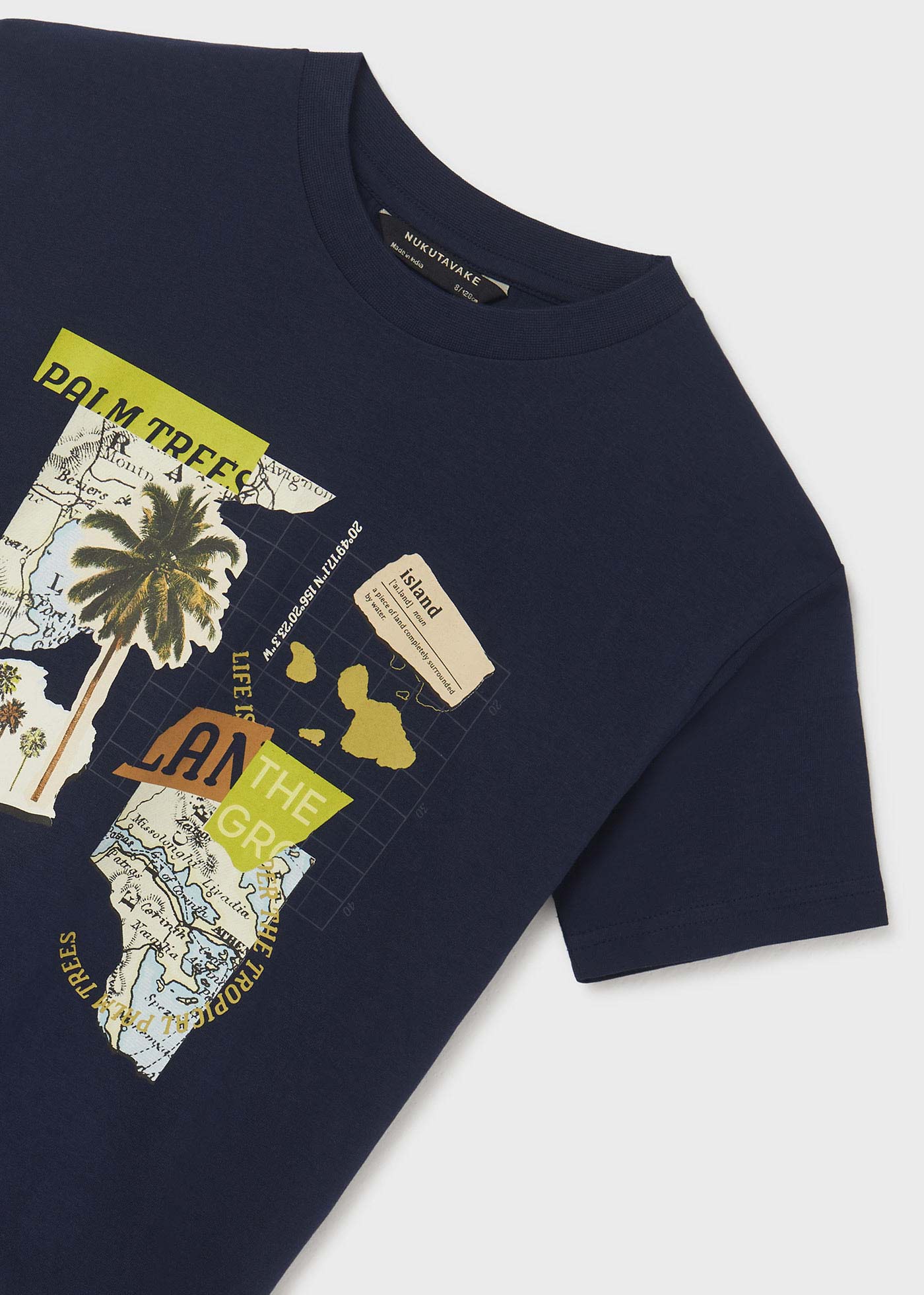 Camiseta infantil com estampa sustentável em algodão.