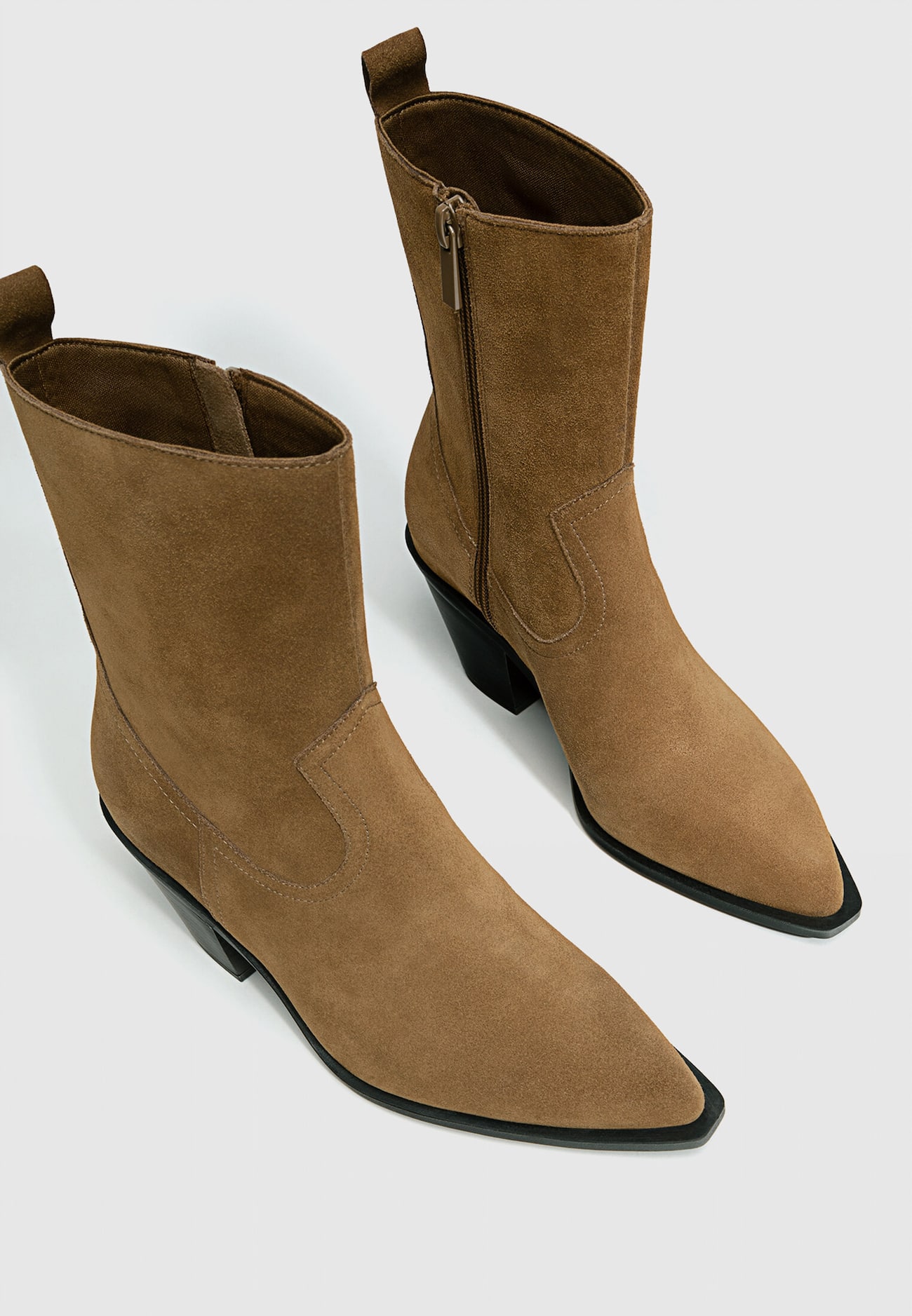 Botas de cano curto de couro estilo cowboy com salto.