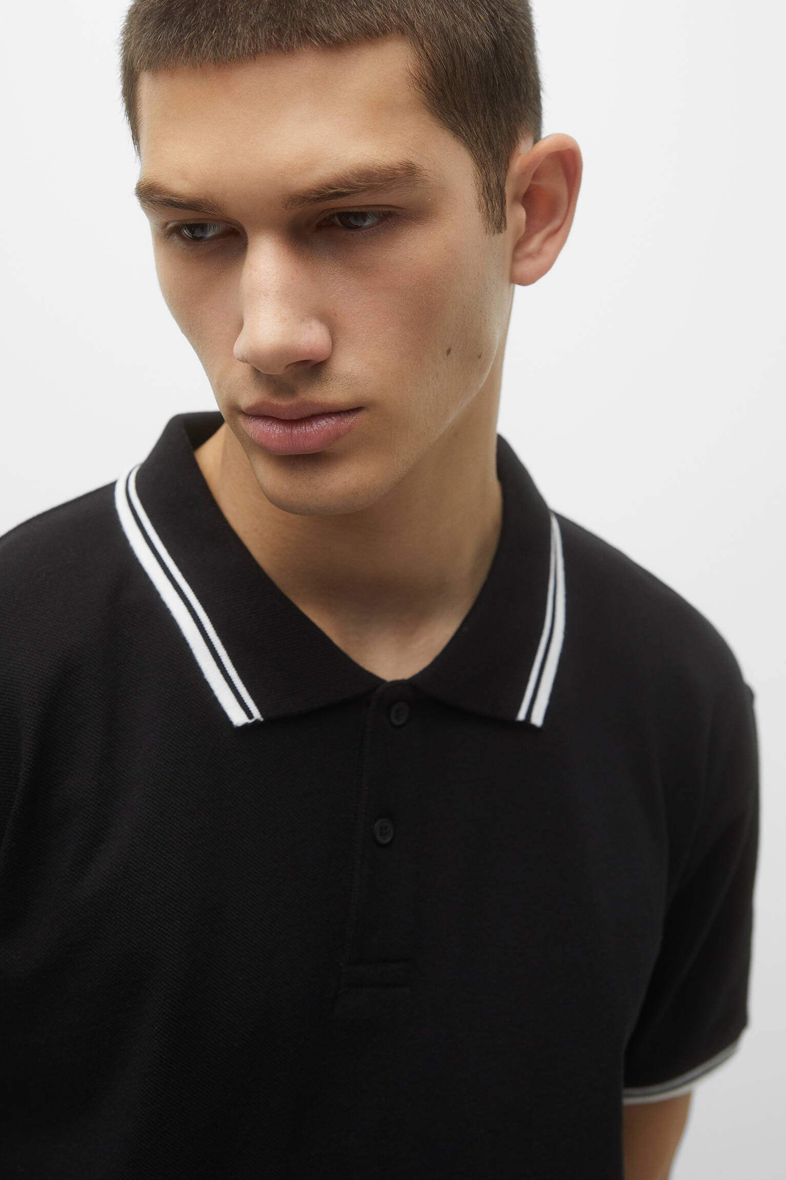 CAMISA POLO COM GOLA CONTRASTANTE - PRETA