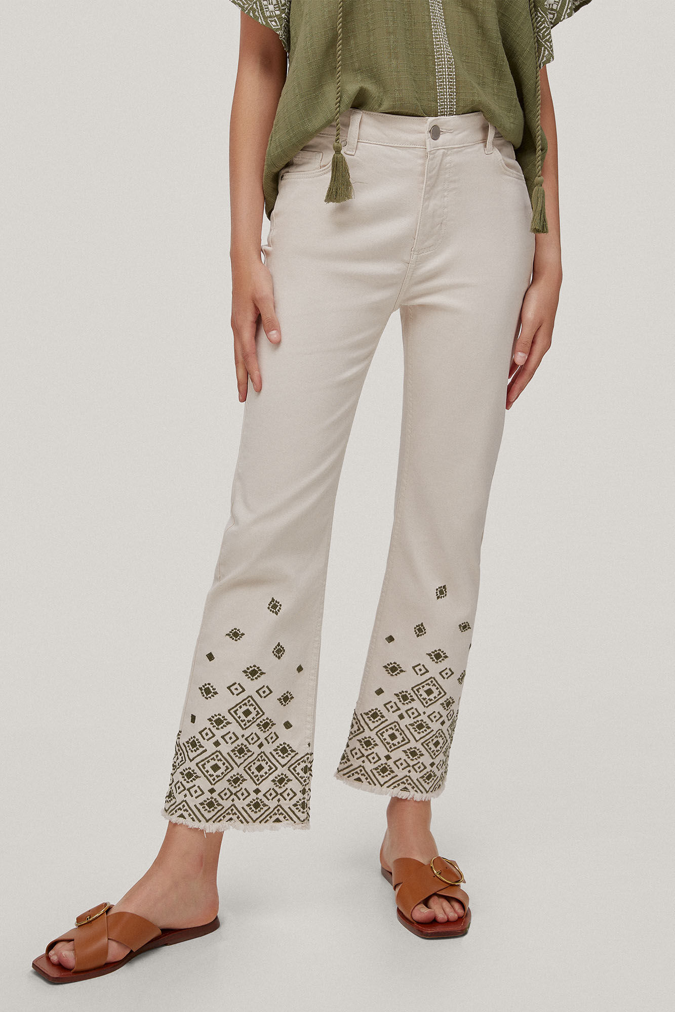 Calça jeans flare com 5 bolsos e bordado - Bege