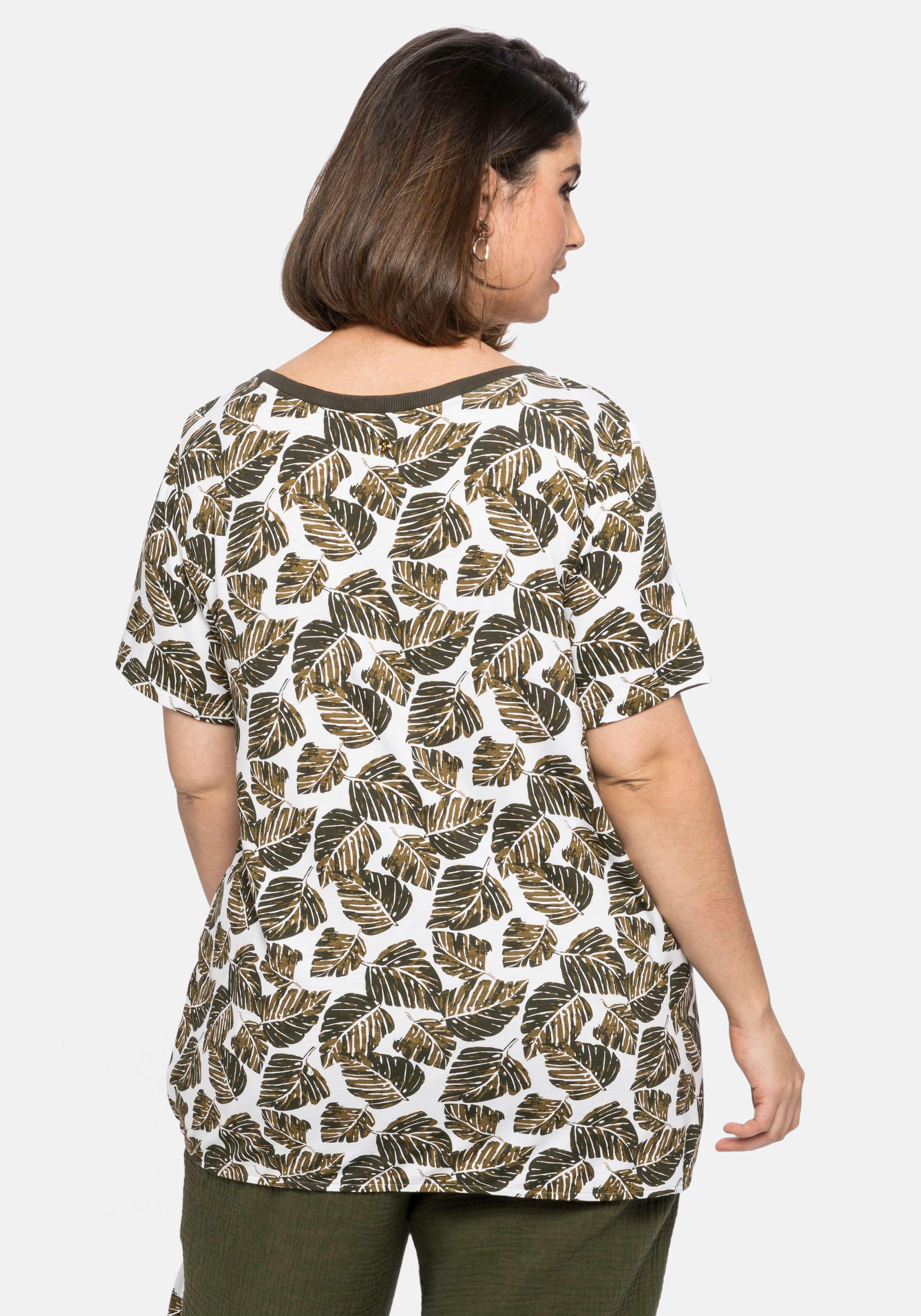 Shirt mit Blätterprint und Knoten am Saum