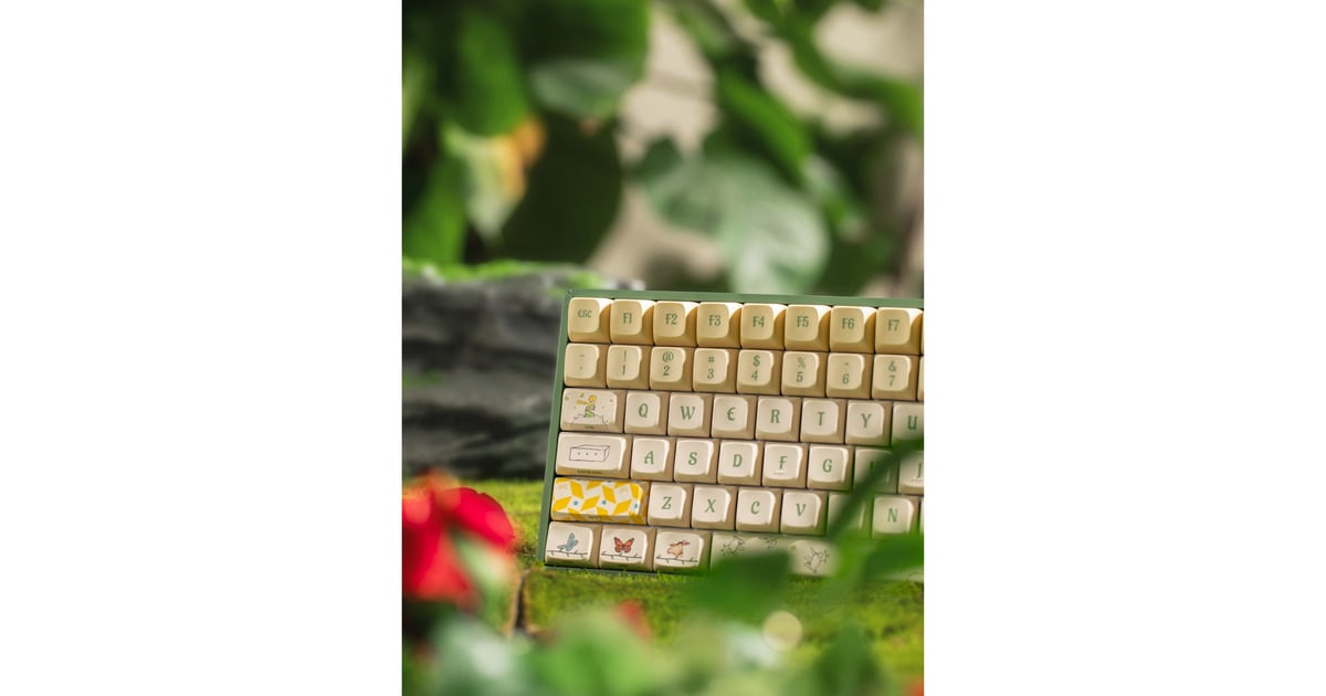 IqunixF97 Floral Date, gaming toetsenbord  (Groen/wit, US lay-out, IQUNIX Little Prince, RGB leds, 96%, Hot-swappable, PBT, 2.4GHz | Bluetooth 5.1 | USB-C)