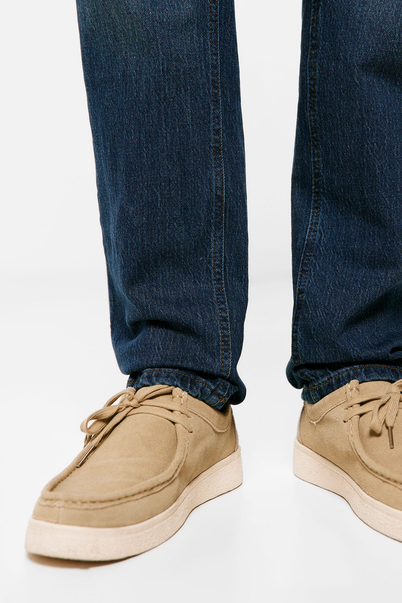jeans comuns de lavagem escura e sujos