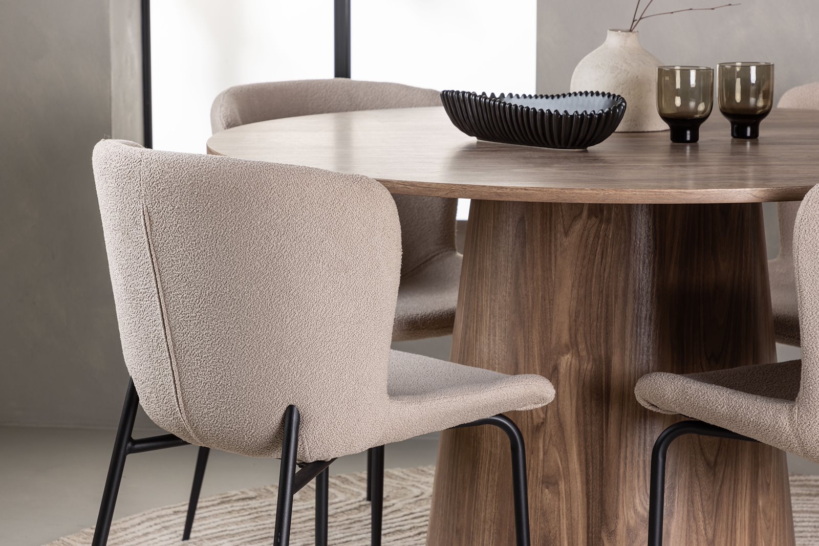 Lanzo og Modesto Spisegruppe Lanzo rundt spisebord ø120cm i natur med 4 stk. Modesto spisestoler i Beige Bouclé og sorte ben.