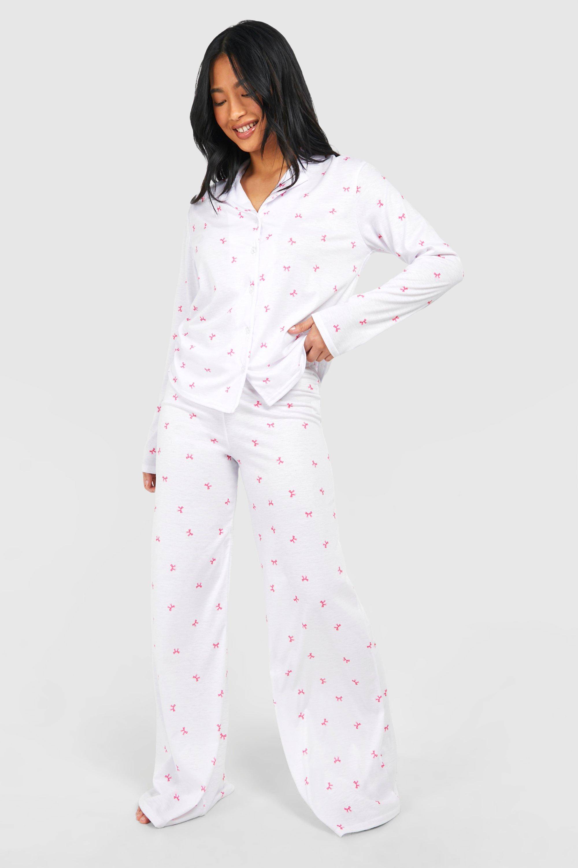 boohoo Petite Ensemble Pyjama Chemise à Manches Longues et Pantalon à Imprimé Nœud Papillon