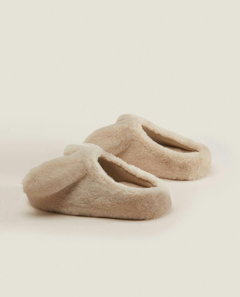Chinelo Mule de Coelho em Pele Sintética