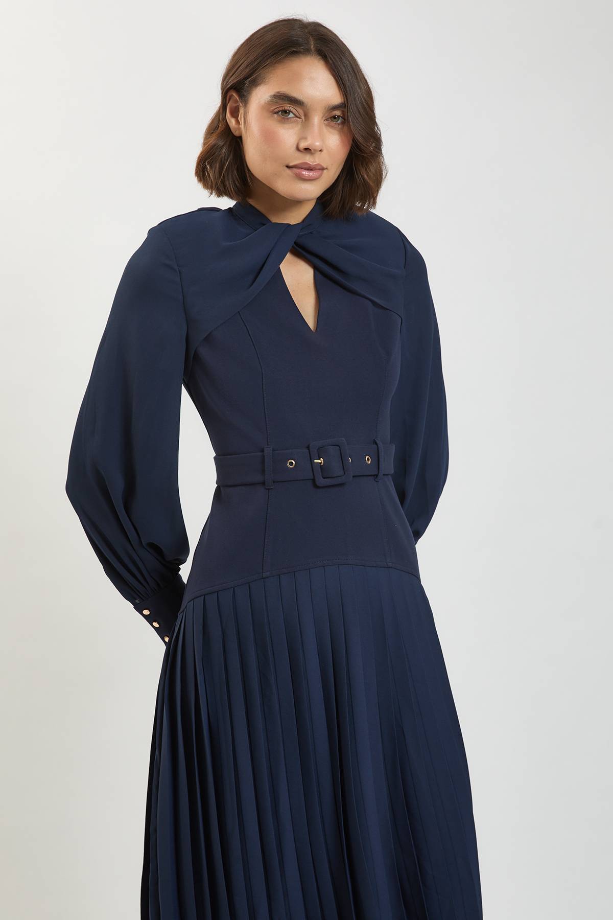 KarenMillen Robe Longue Plissée Petite Taille en Mélange Ponte et Georgette avec Manches Ballon et Détail Découpé