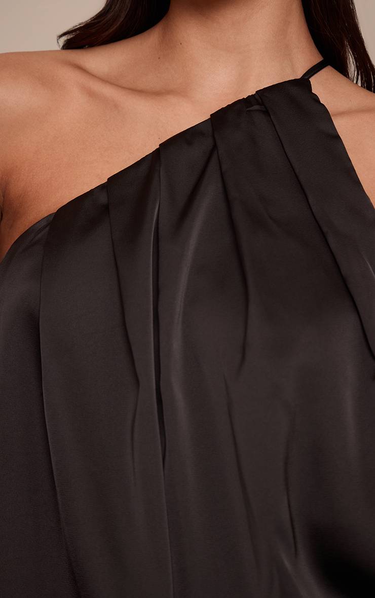 Noir Top En Satin À Épaule Dénudée Avec Détails Plissés Bouffants