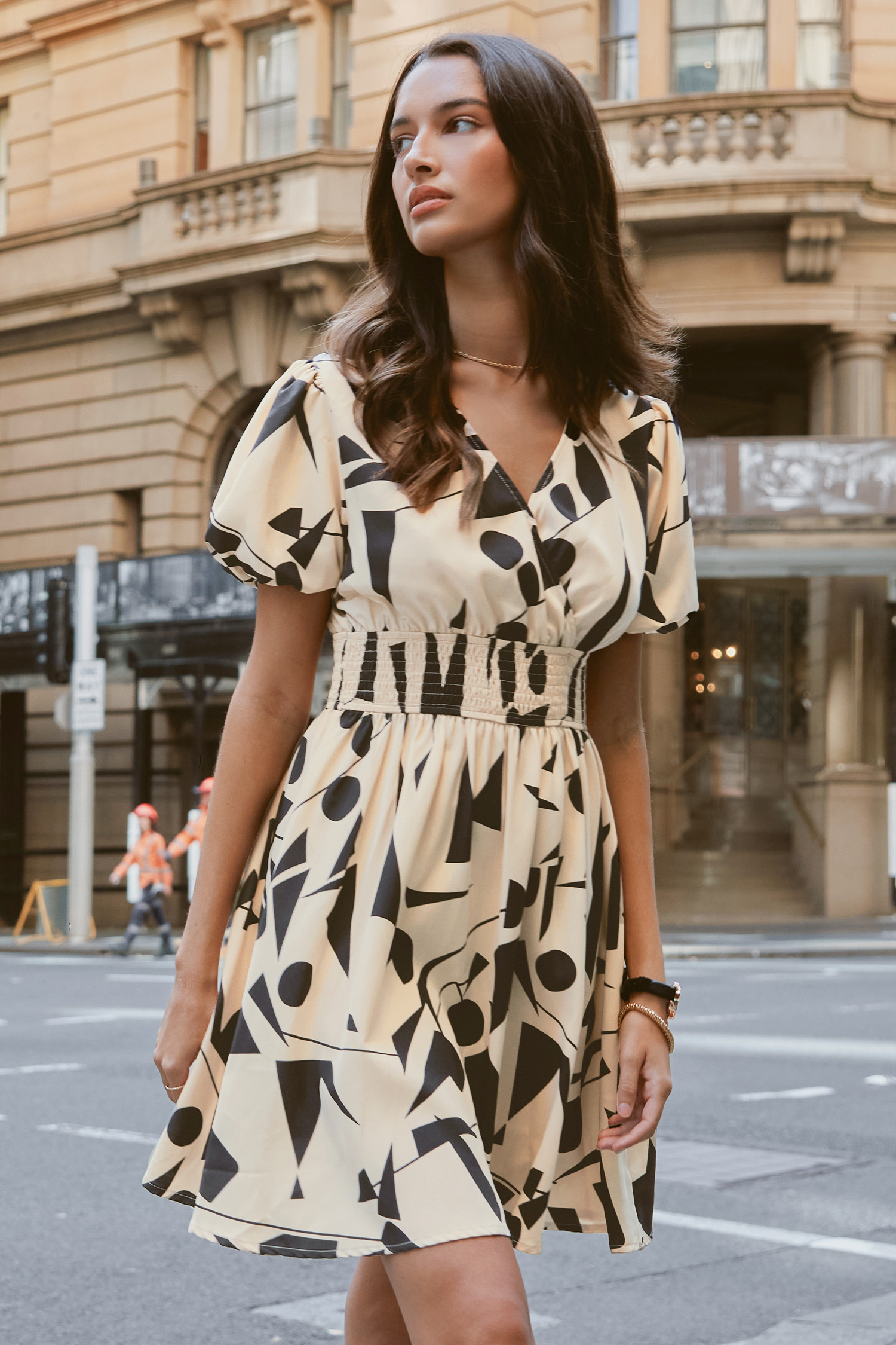 Robe mini à manches bouffantes et col surplis abstrait