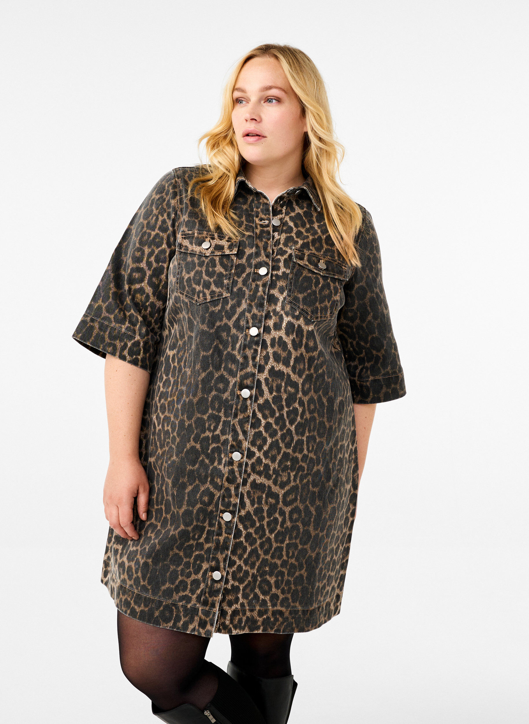Kortærmet denimkjole med leopardprint