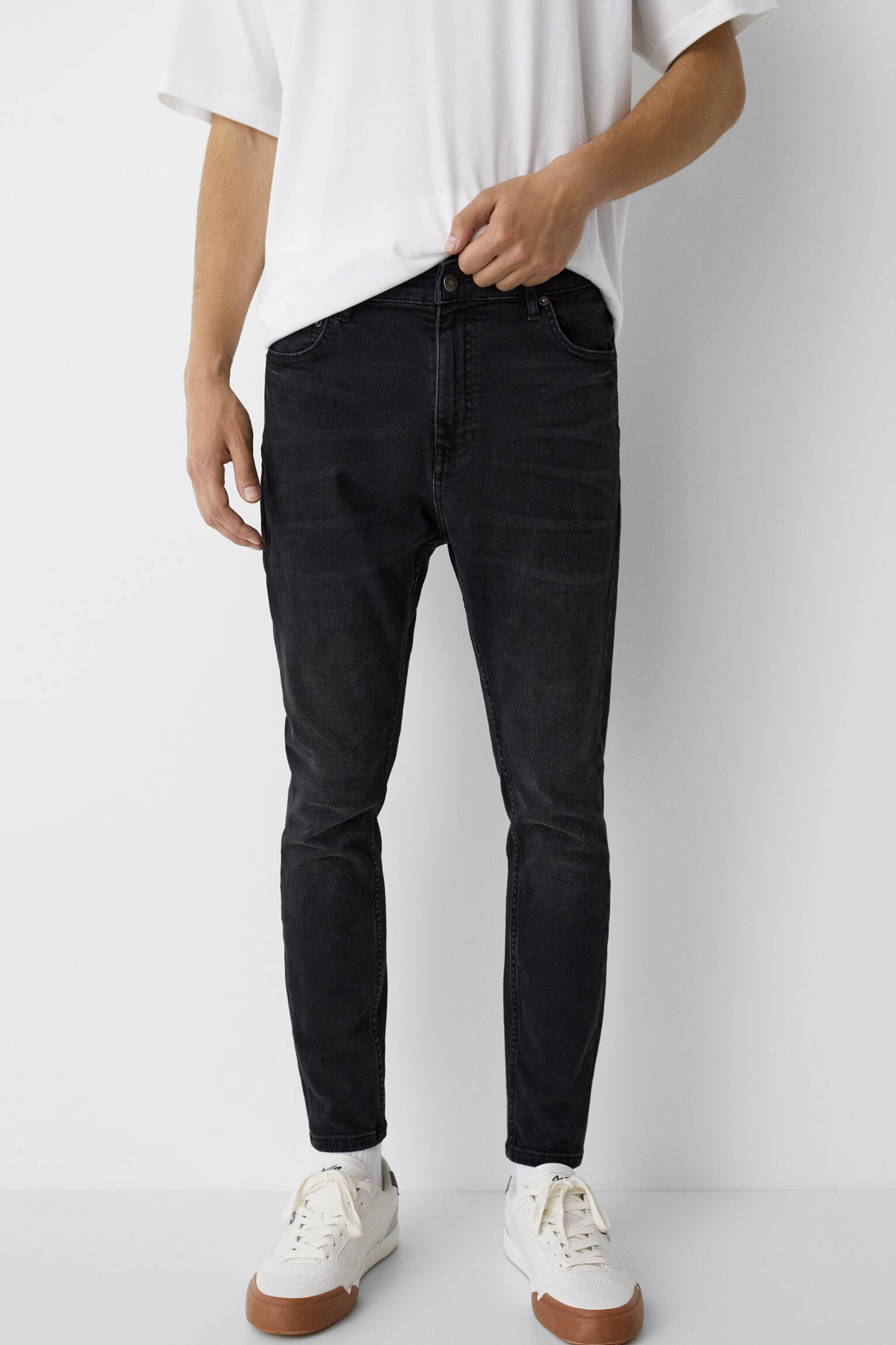 CALÇA JEANS BLACK CARROT FIT LAVADA NO QUADRIL - LAVAGEM PRETA