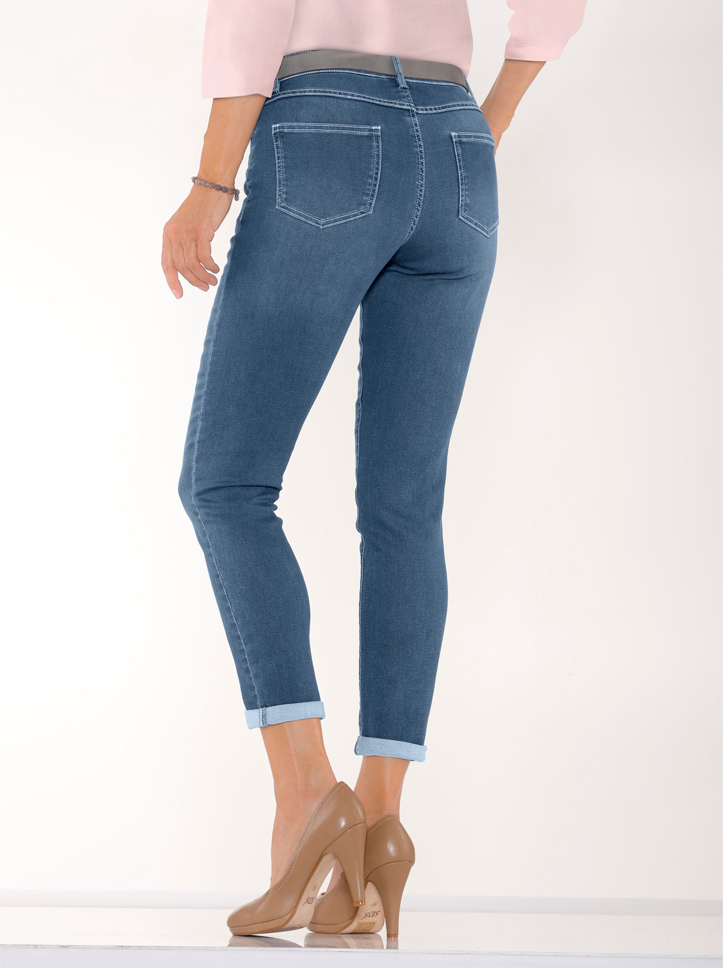 Jeans in blue-stone-washed
