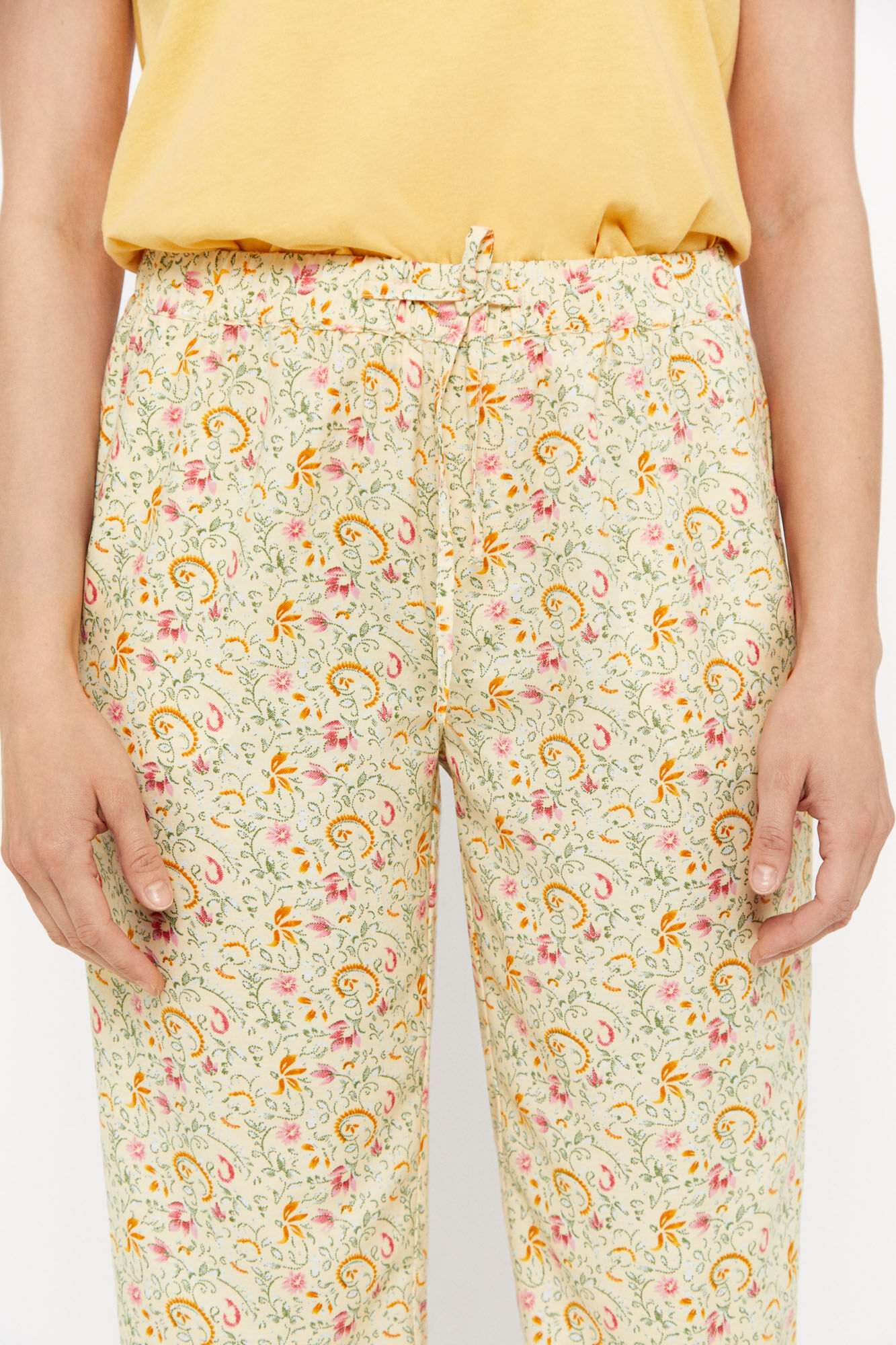 Calças fluidas estampadas - Estampa amarela