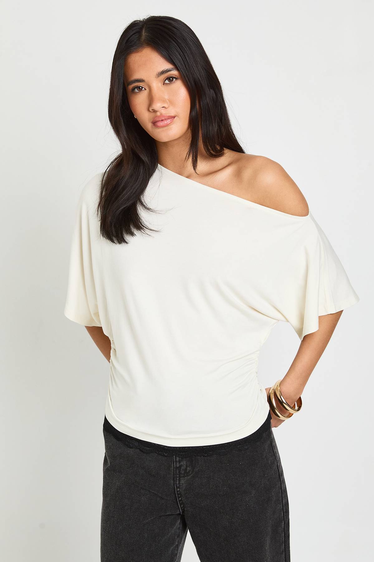 boohoo T-shirt Asymétrique Épaules Dénudées Avec Bordure En Dentelle