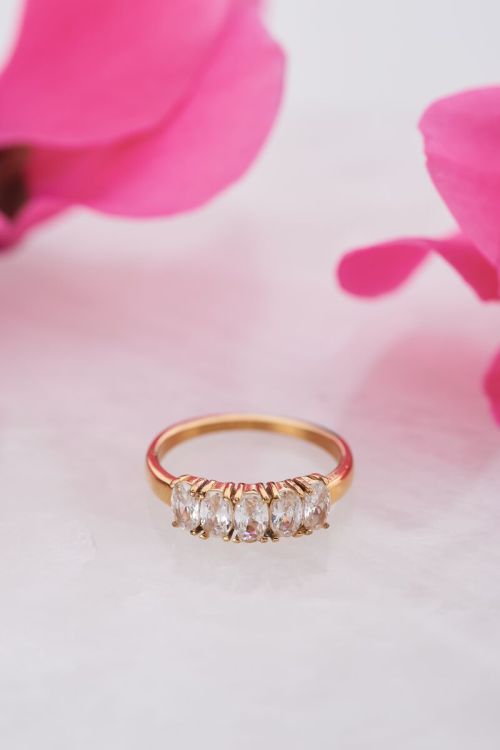 Cocktail statement ring met transparante stenen