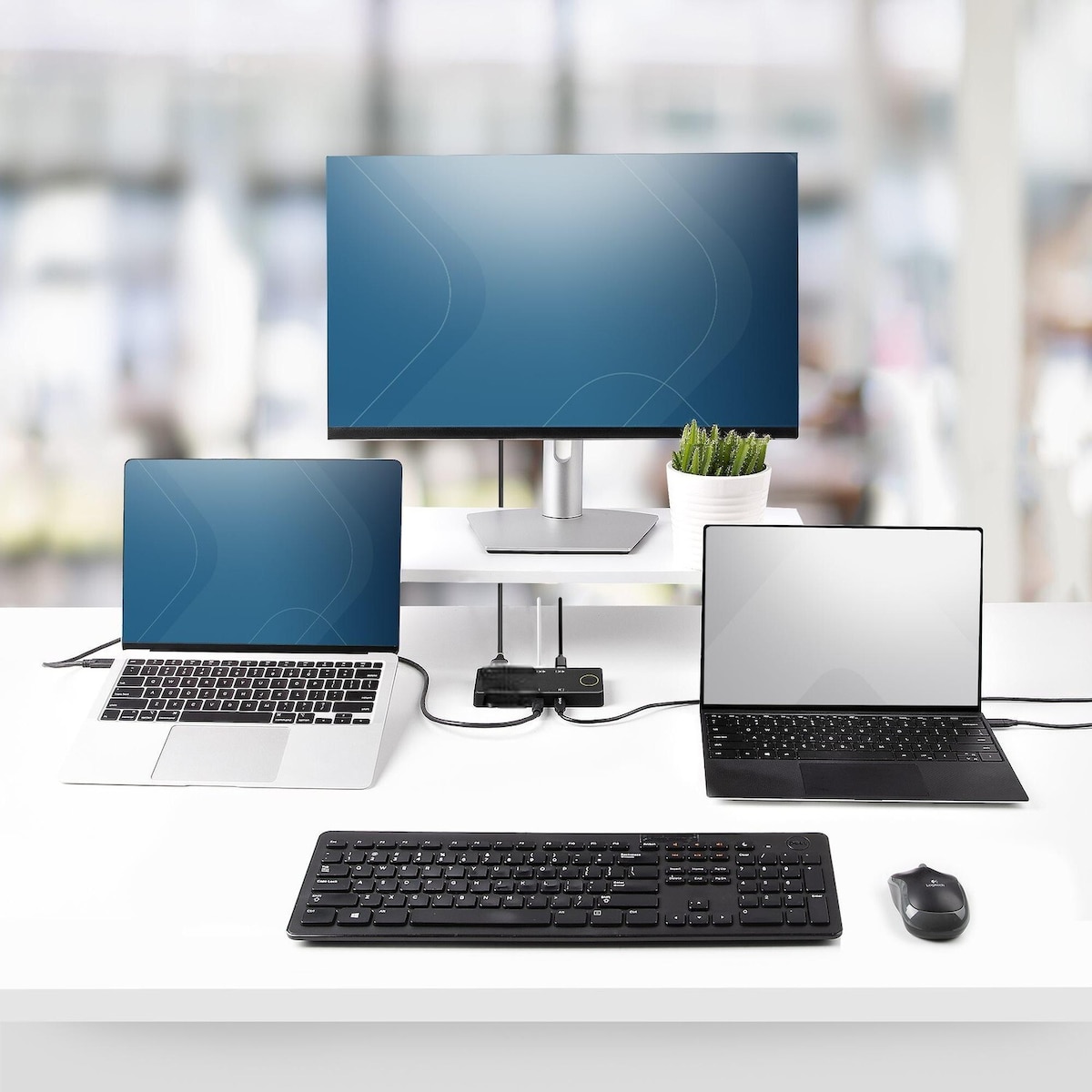 NÖRDIC dokkingstasjon og KVM-svitsj 2 til 1 USB-C til HDMI, 4K60Hz, 2x USB-A, 2x USB-C PD 100W