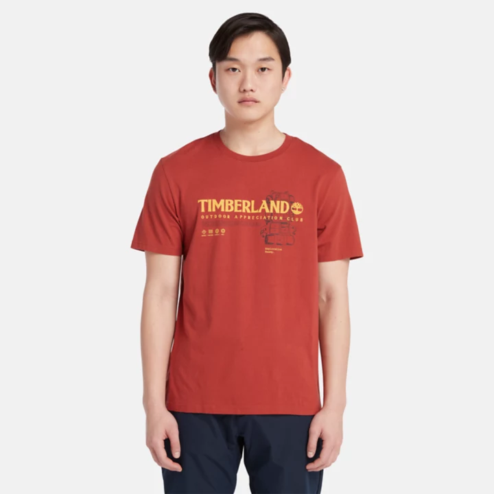 Camiseta masculina vermelha com estampa para atividades ao ar livre.