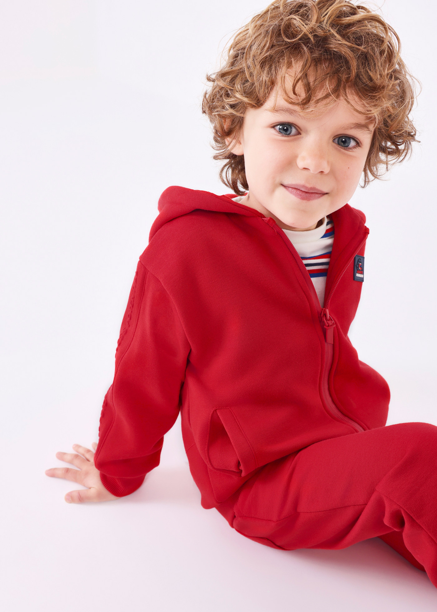 Moletom infantil com zíper e decoração em relevo.