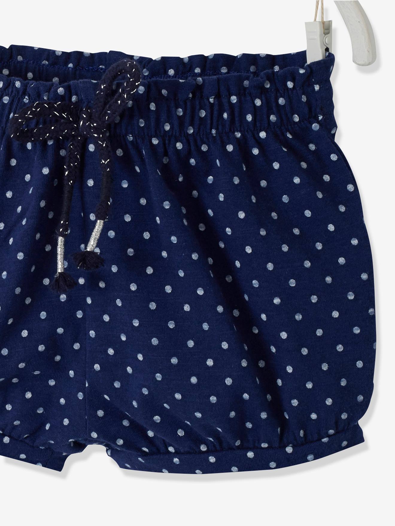 Calção infantil para menina em malha branca clara com estampa.