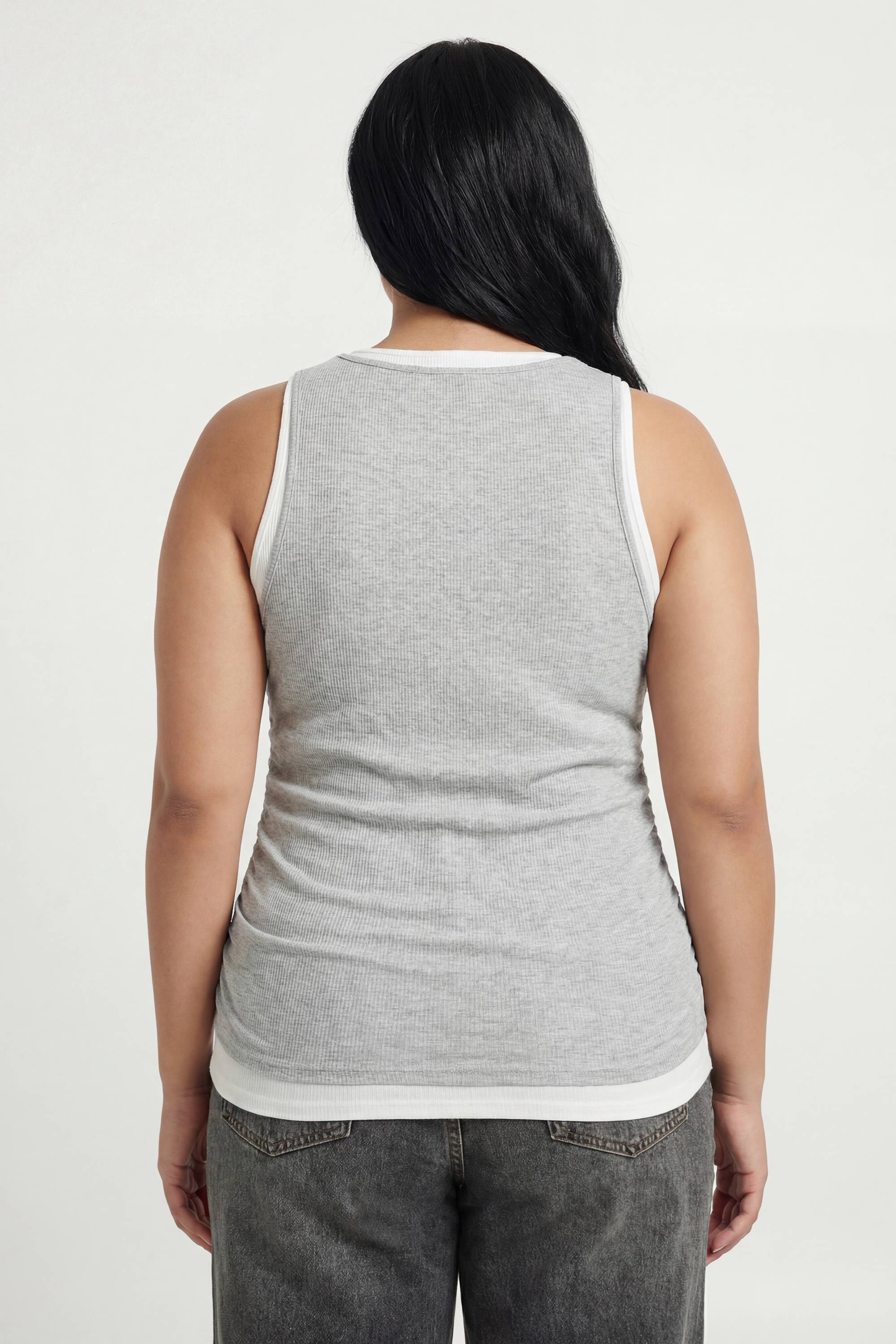boohoo Débardeur Côtelé Superposé Grande Taille Avec Finitions Dorées