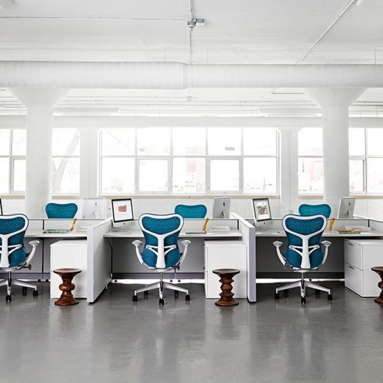 Herman Miller Mirra 2 bureaustoel zwart, grafiet onderstel, harde wielen