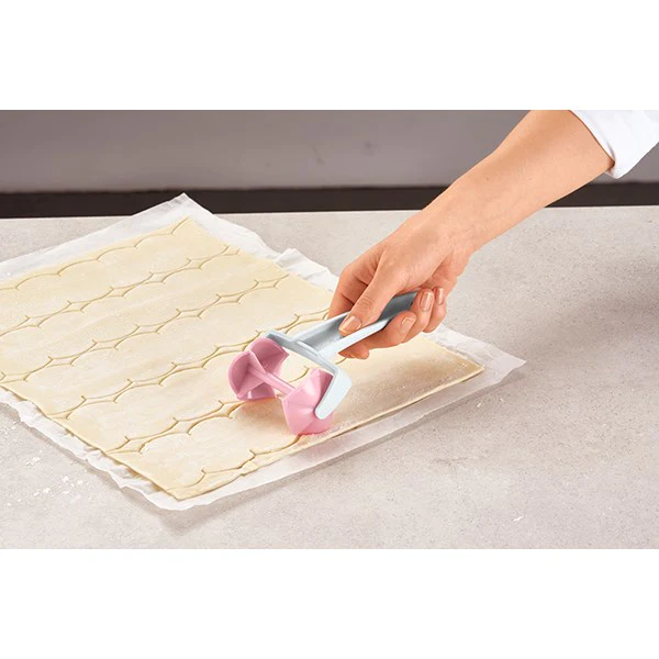 Roulette à gâteaux forme rose Betty Bossi