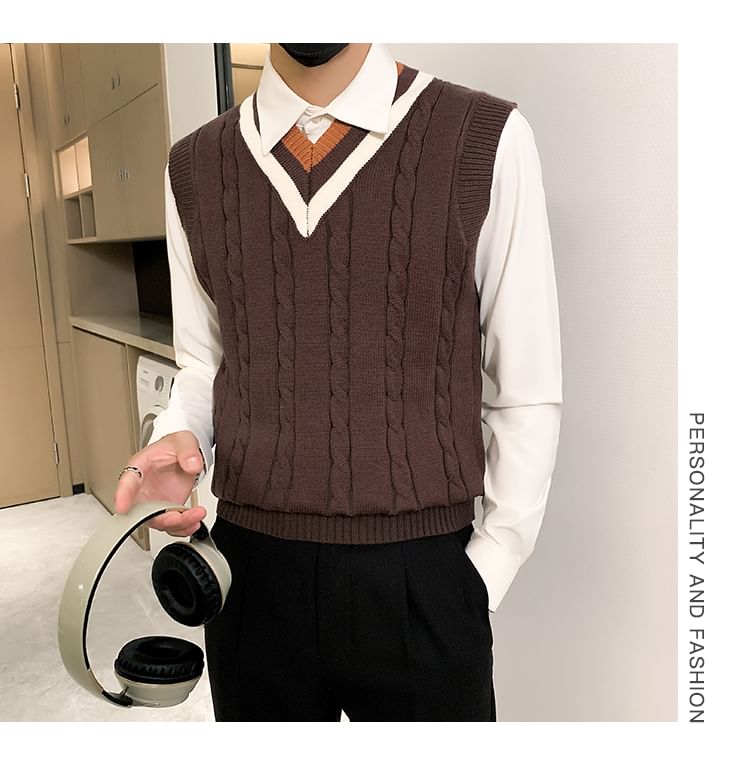 Naideth - V-hals tweekleurig kabelgebreid vest
