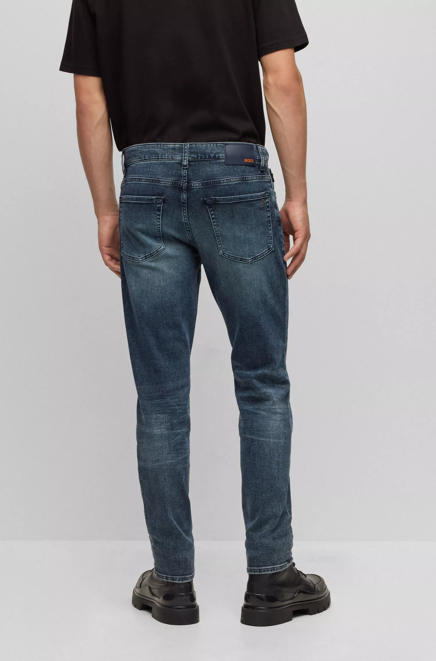 Calça jeans BOSS laranja, corte regular, em denim confortável com elasticidade azul-preto.