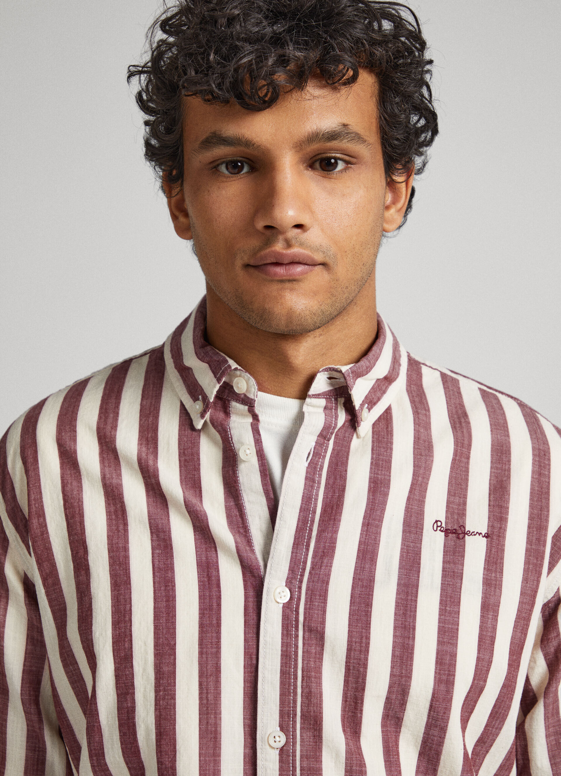 CAMISA LISTRADA DE CORTE REGULAR - vermelho borgonha