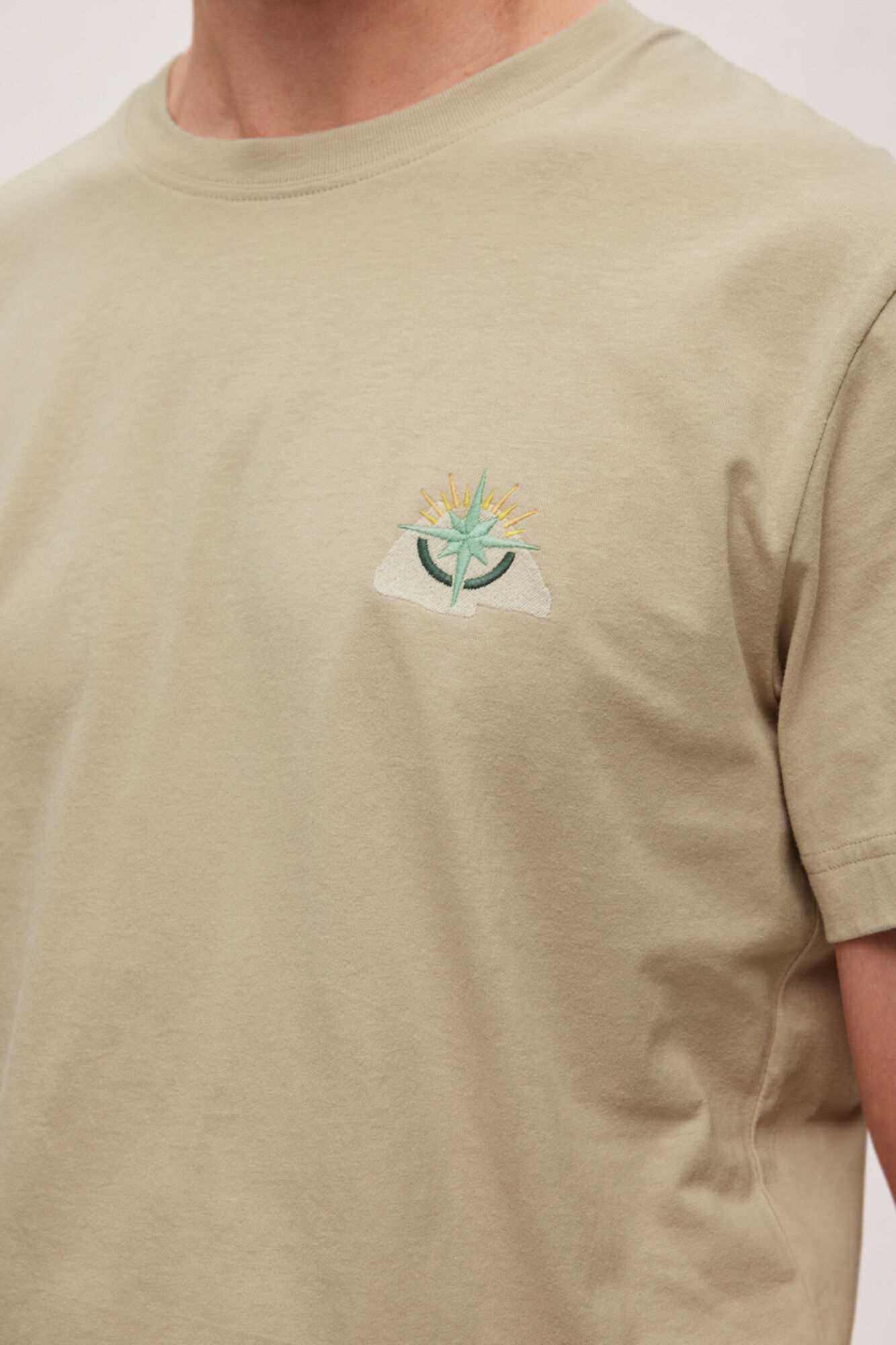 Camiseta de algodão orgânico com detalhes bordados - Verde