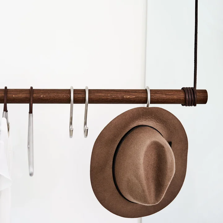 Lind DNA - Swing Hängegarderobe M (80 cm), Eiche schwarz / Leder schwarz
