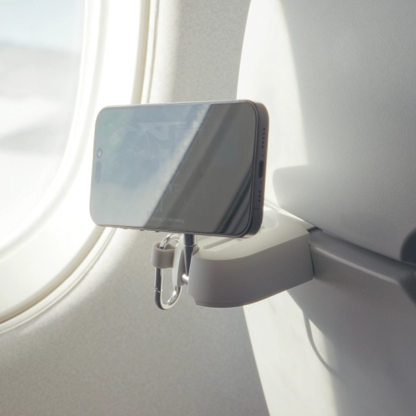 Treker Magnetic Airplane Mount MagSafe Reise Smartphone Halterung für Flugzeugtische inkl. MagSafe Haltering / Karabiner (TRKNCG112 ) - Weiss