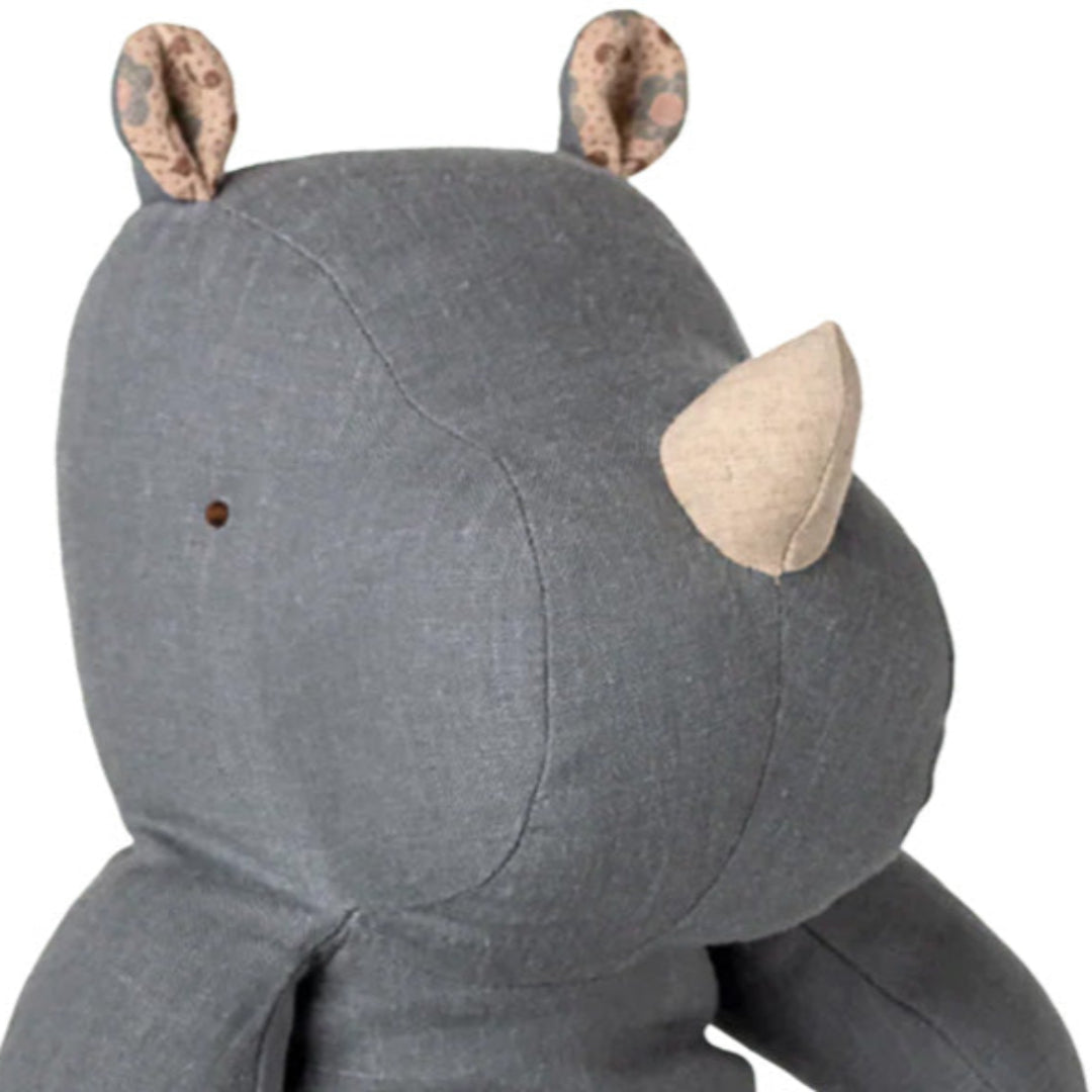 maileg knuffelneushoorn safari friends - dusty blue - 34 cm