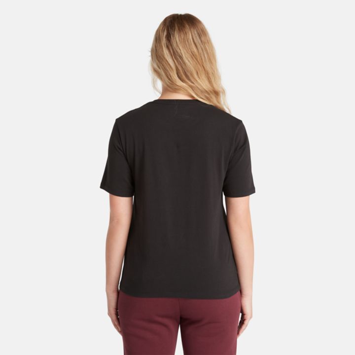 Camiseta feminina preta com bolso inclinado.