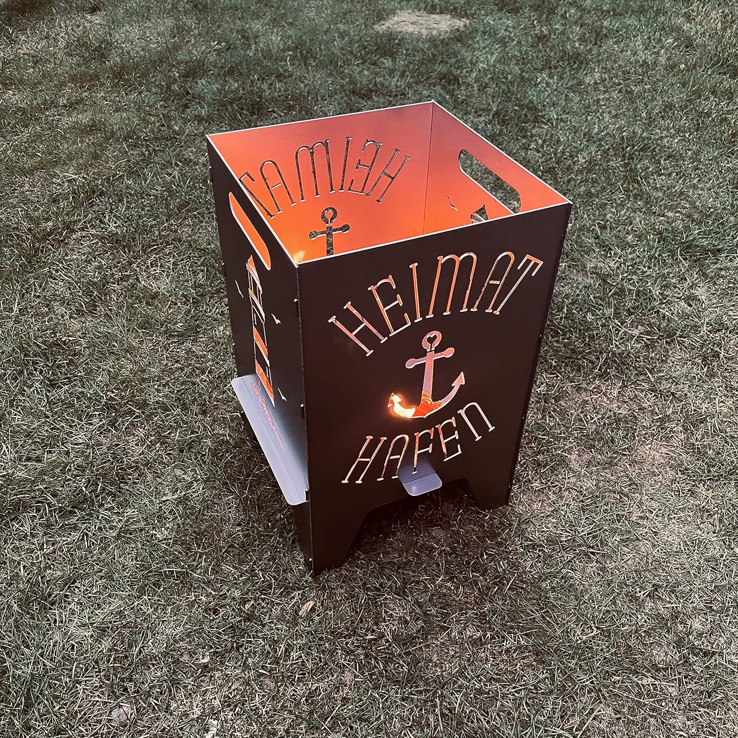 Feuertonne Mit Maritim Motiv | Stabiles Stecksystem Mit Tragegriffen | Robust & Aus Hochwertigem Stahl | Für Eine Knisternde Gemütlichkeit In Deinem Garten (50cm Heimathafen)